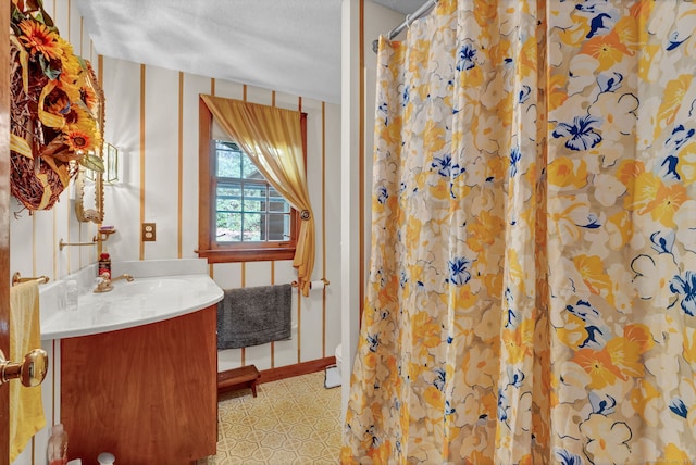 full bath with vanity, baseboards, and a shower with curtain