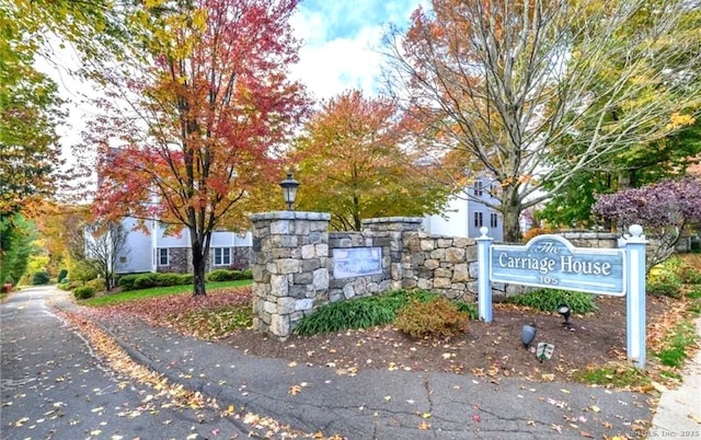 view of community / neighborhood sign