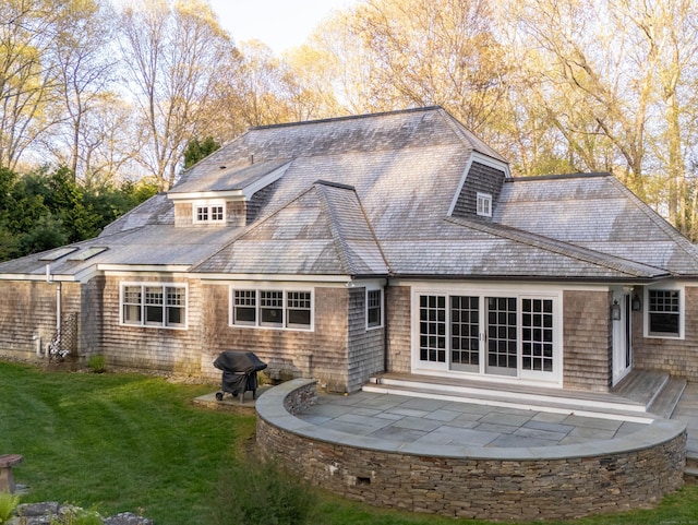 5 Clarks Ln, Old Lyme, CT 06371 - back of property with a lawn and a patio