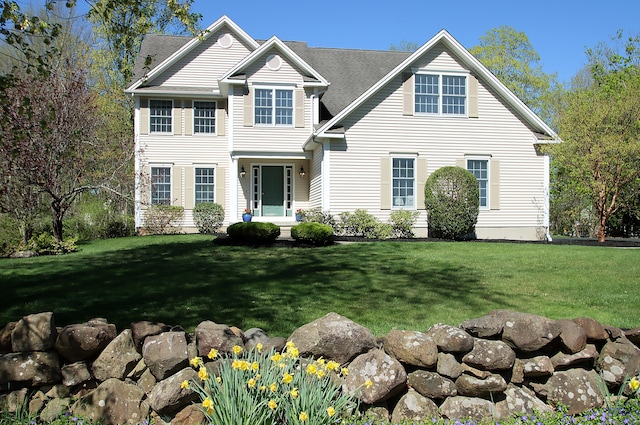 view of front facade with a front yard