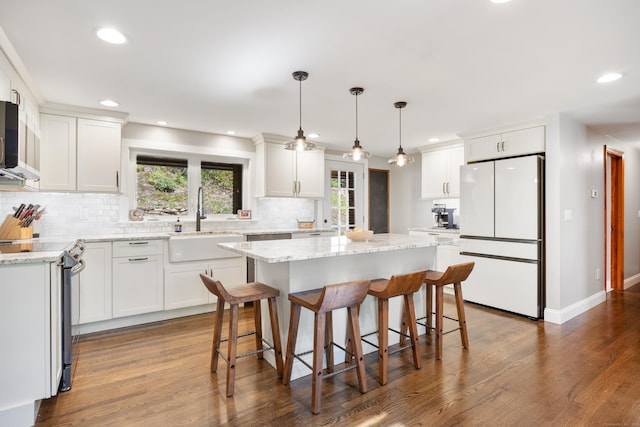 161 Center Hill Rd, Barkhamsted, CT 06063 - kitchen with freestanding refrigerator, stainless steel electric stove, a sink, decorative backsplash, and a kitchen island