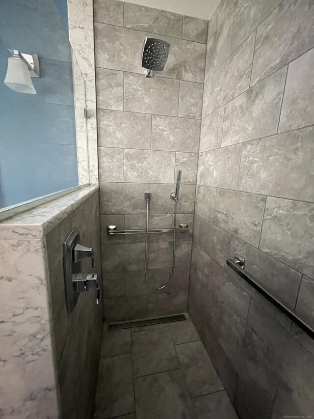 bathroom featuring tiled shower