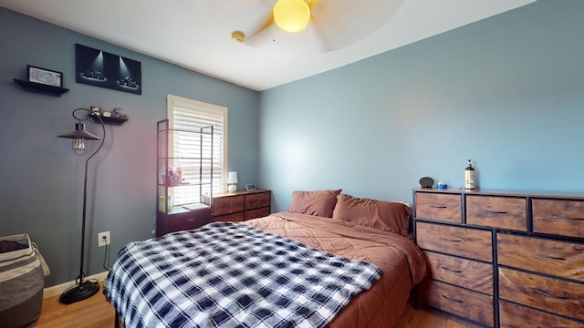 bedroom featuring light wood-style flooring, ceiling fan, and baseboards