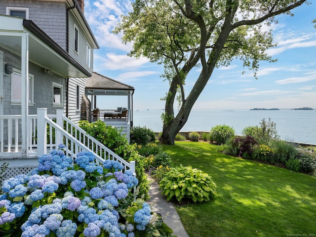 view of yard featuring a water view
