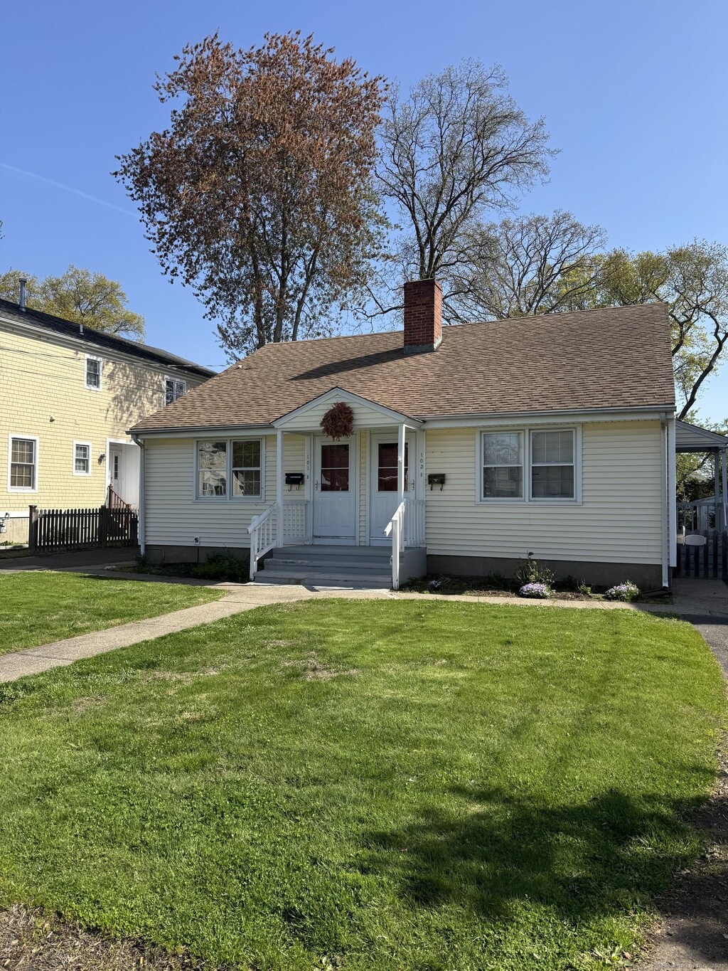 101 Forest Ave, Fairfield, CT 06824 - ranch-style home with a front yard and a chimney