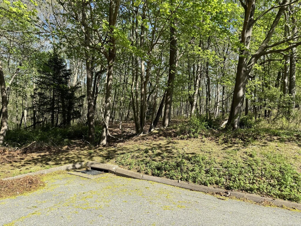11 Mamacoke Rd, Waterford, CT 06375