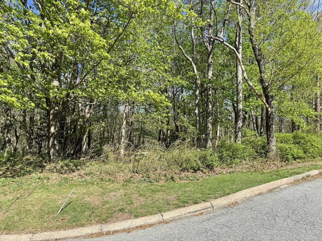 11 Mamacoke Rd, Waterford, CT 06375