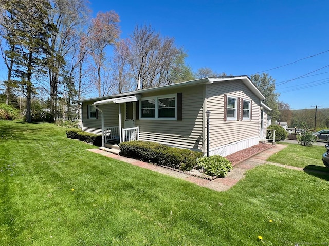 view of front of home featuring a front yard