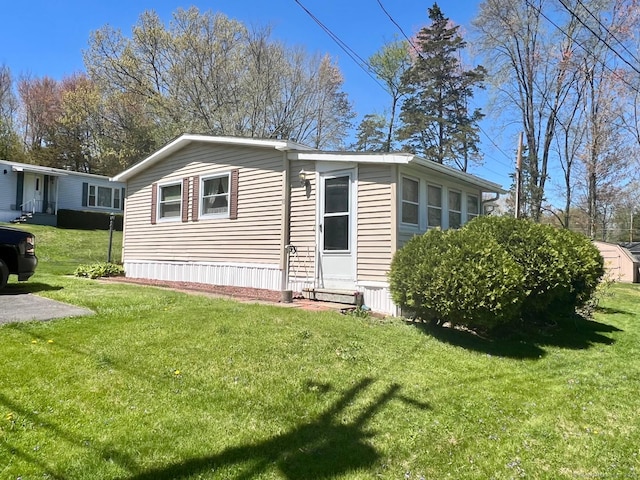 view of front facade featuring a front lawn