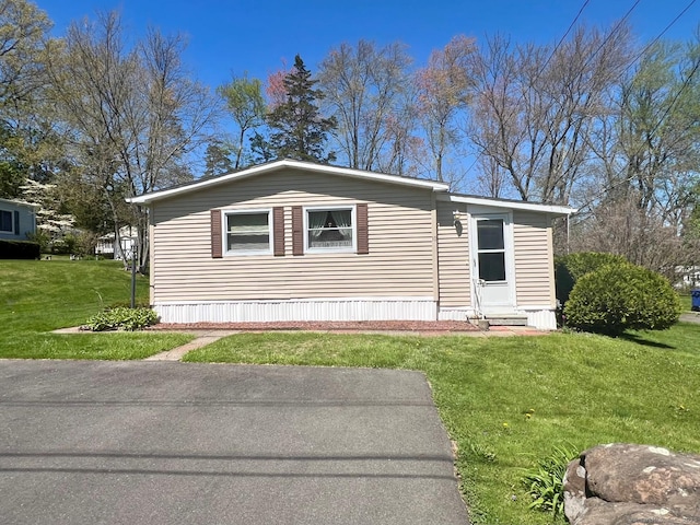 manufactured / mobile home with a front yard