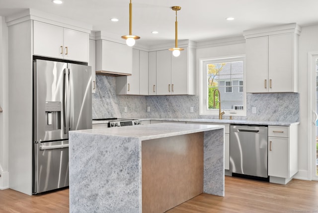 183 Pepperidge Cir, Fairfield, CT 06824 - kitchen with appliances with stainless steel finishes, a sink, a center island, light wood-style floors, and recessed lighting