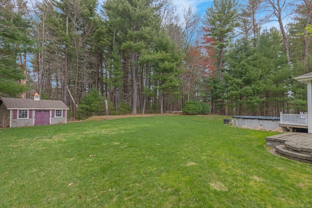 view of yard featuring an outbuilding
