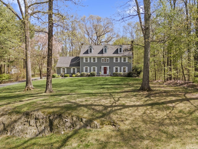 view of front of house featuring a front lawn