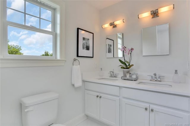 8 View St Unit 10, Greenwich, CT 06830 - full bathroom featuring healthy amount of natural light, toilet, double vanity, and baseboards