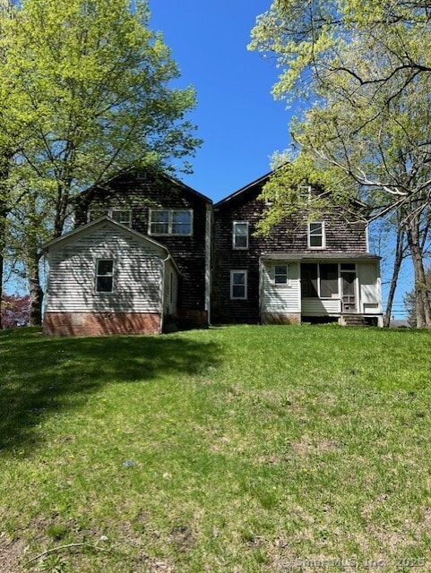 back of house featuring a yard
