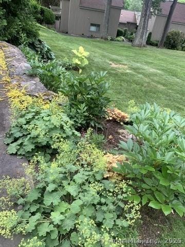 122 Heritage Vlg Unit B, Southbury, CT 06488 - view of grassy yard