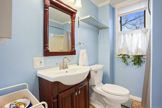 full bathroom with vanity, toilet, a shower with shower curtain, baseboards, and ornamental molding