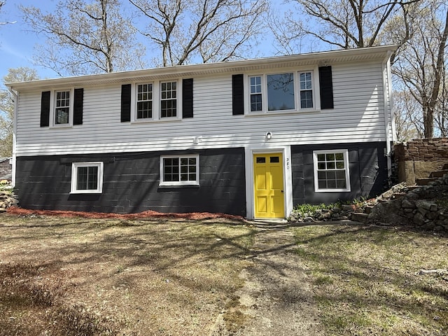 view of front of property featuring a front yard