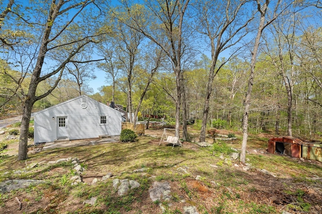 view of yard featuring an outbuilding