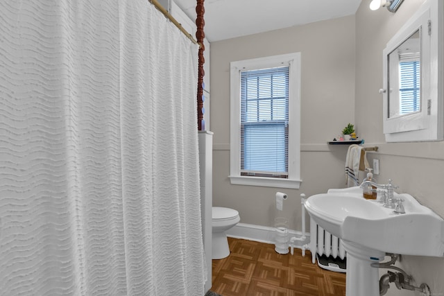 full bath with a wealth of natural light, toilet, and a shower with curtain