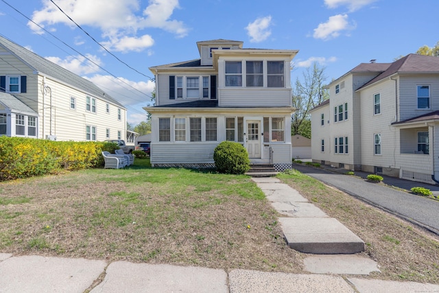traditional style home featuring a front yard