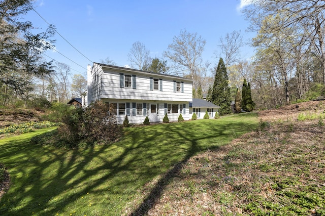 view of front facade featuring a front lawn