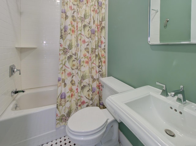 full bath with shower / bath combo with shower curtain, a sink, and toilet