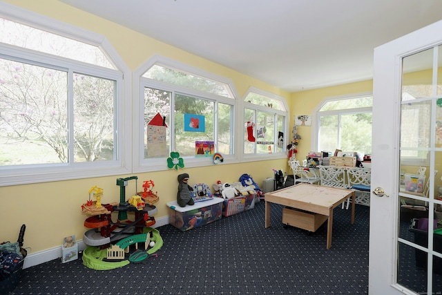 playroom with carpet floors and baseboards