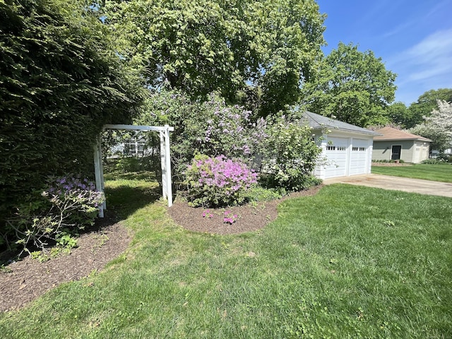 view of front of home with a detached garage and a front lawn