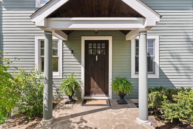 doorway to property with covered porch