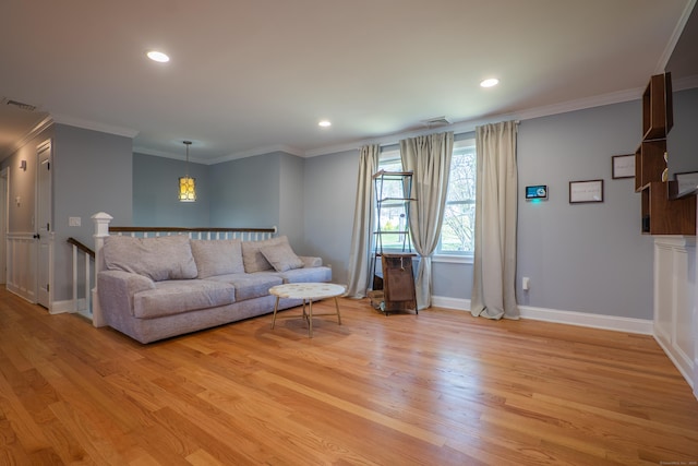 living area featuring baseboards, light wood-type flooring, recessed lighting, and crown molding