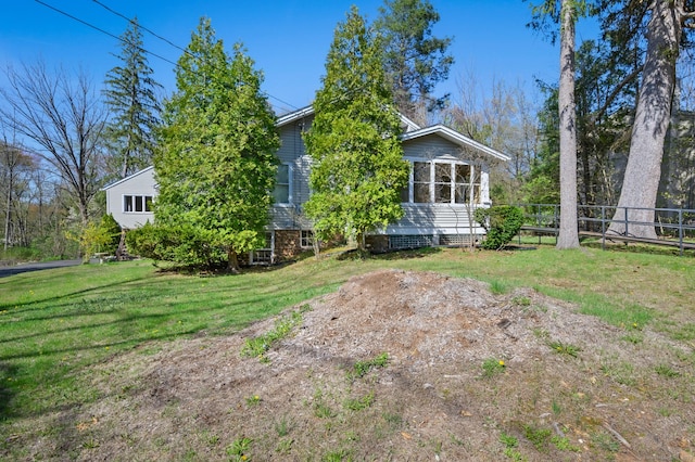 view of front of house featuring fence and a front yard