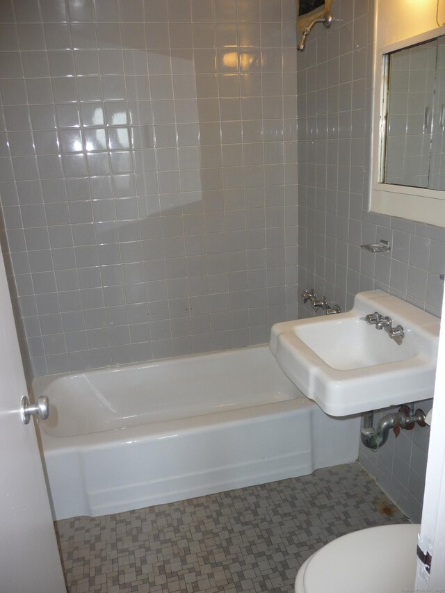 100 York St Unit 9H, New Haven, CT 06511 - bathroom with toilet, bathing tub / shower combination, tile walls, tile patterned floors, and a sink