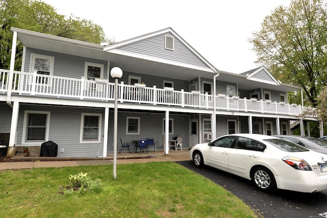 107 Hidden Knolls Cir Unit 107, Monroe, CT 06468 - back of property featuring a yard