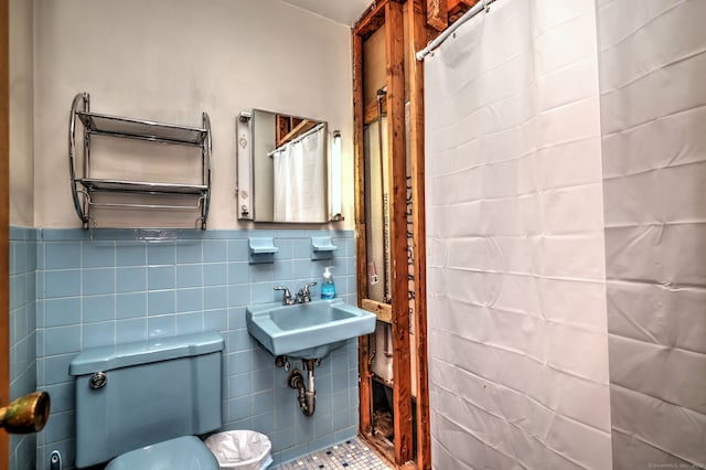 478 Alpom Dr, Orange, CT 06477 - bathroom featuring tile walls, toilet, wainscoting, curtained shower, and a sink