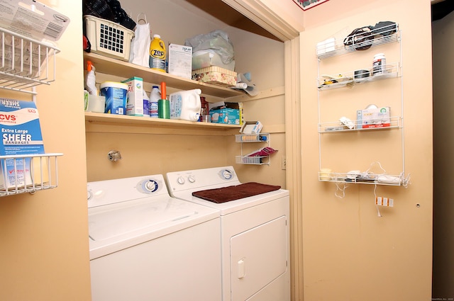 701 Heritage Vlg Unit B, Southbury, CT 06488 - laundry room with washing machine and dryer