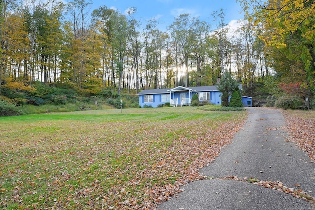 view of front of house with driveway and a front yard
