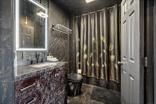 bathroom featuring toilet, a shower with shower curtain, and vanity