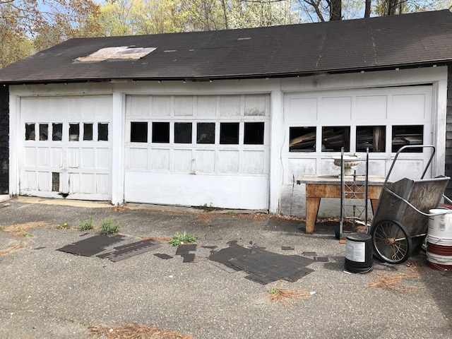 view of detached garage