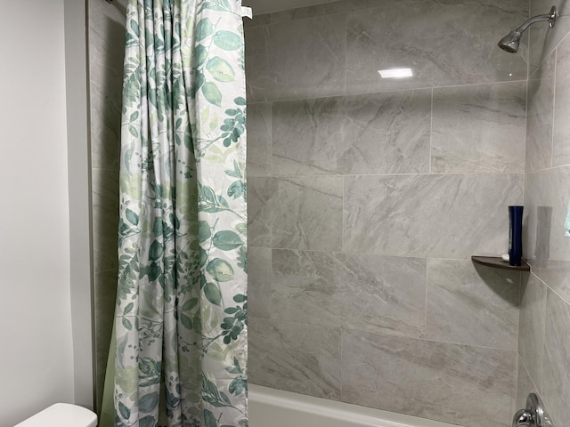 bathroom with shower / tub combo
