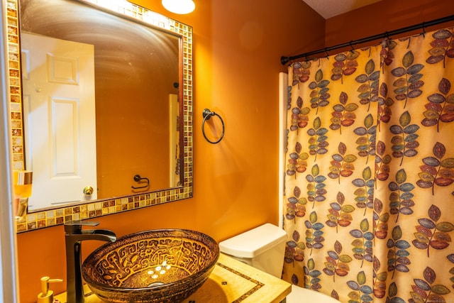 bathroom with vanity, a shower with shower curtain, and toilet