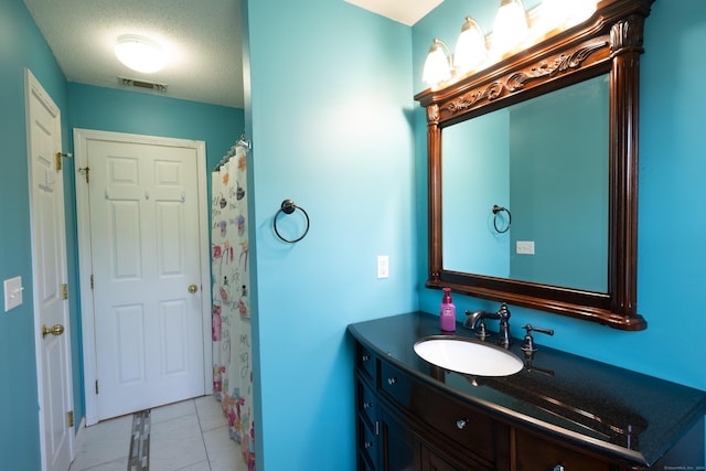 full bath featuring visible vents, a textured ceiling, a shower with curtain, and vanity