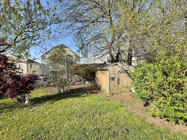 view of yard featuring an outdoor structure and a shed