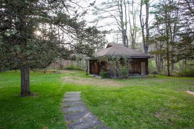 view of yard featuring an outdoor structure