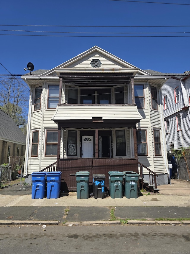 view of front of property featuring a balcony