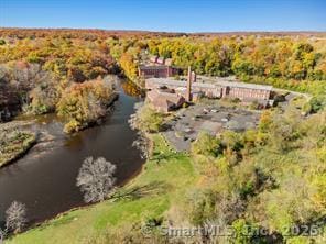 birds eye view of property featuring a forest view