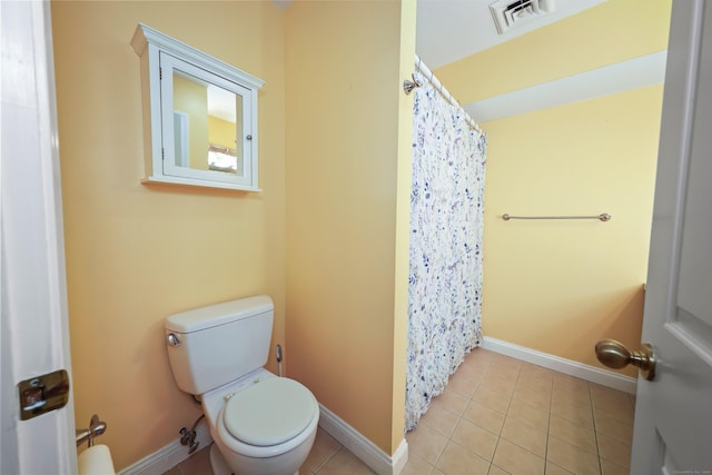 full bath with a shower with curtain, visible vents, tile patterned floors, baseboards, and toilet