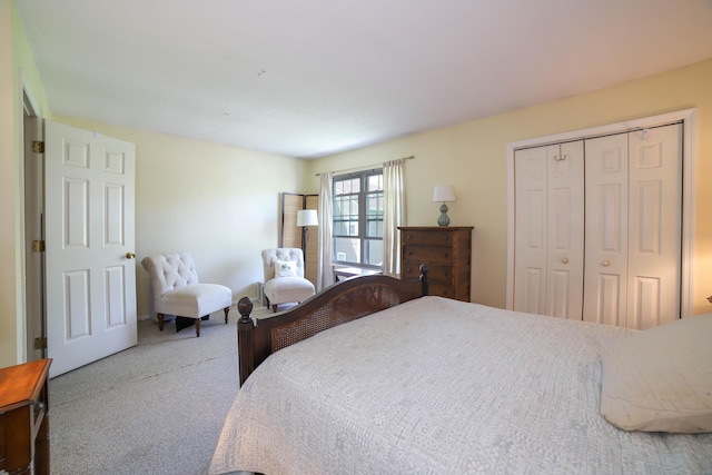 bedroom featuring carpet flooring and a closet