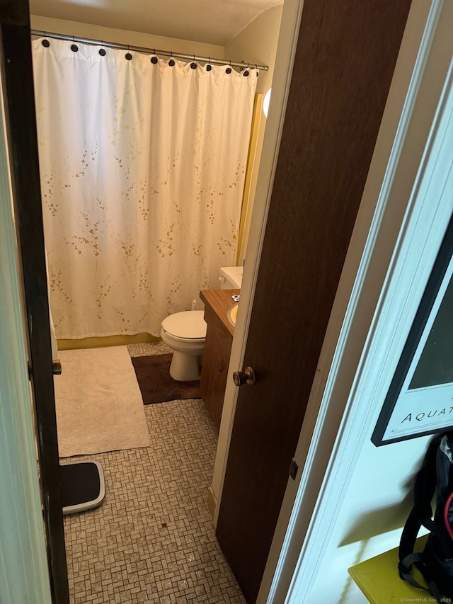 full bath featuring vanity, curtained shower, and toilet