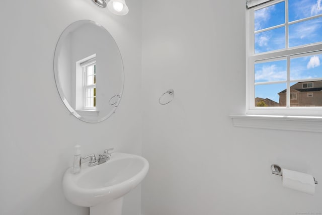 bathroom featuring a sink